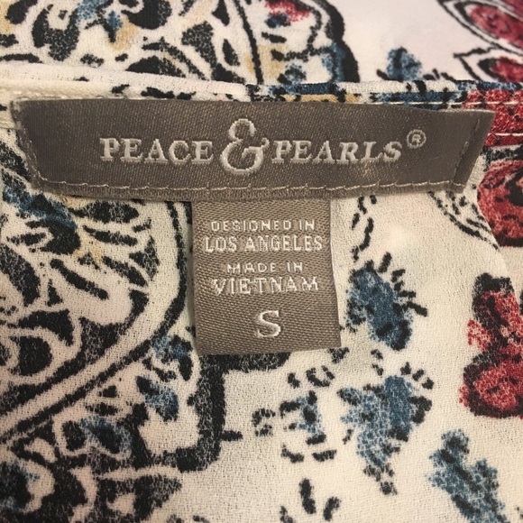 Peace & Pearls floral blouse - Picture 5 of 7